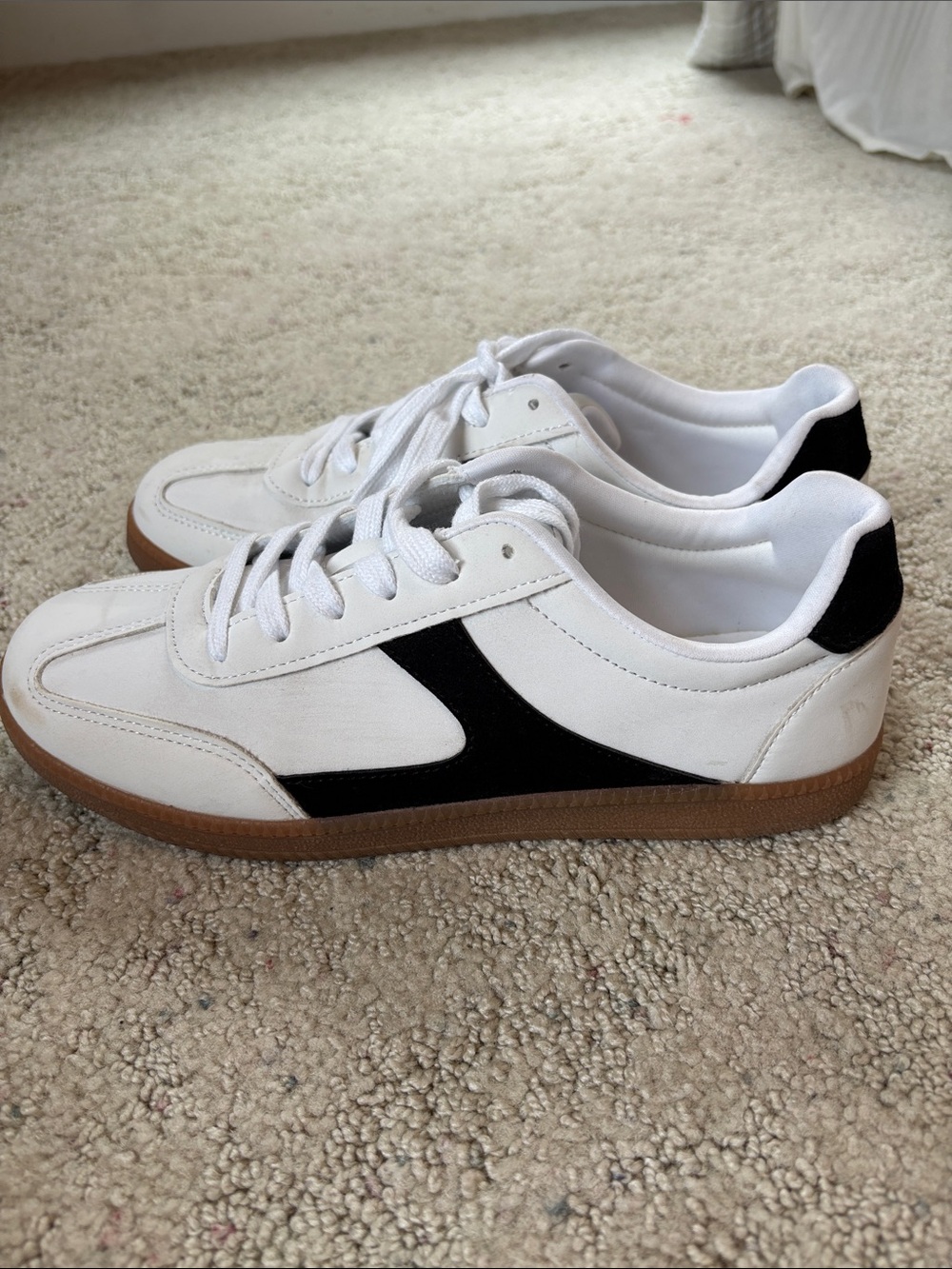 No Boundaries White and Black Low-Top Sneakers with Gum Sole